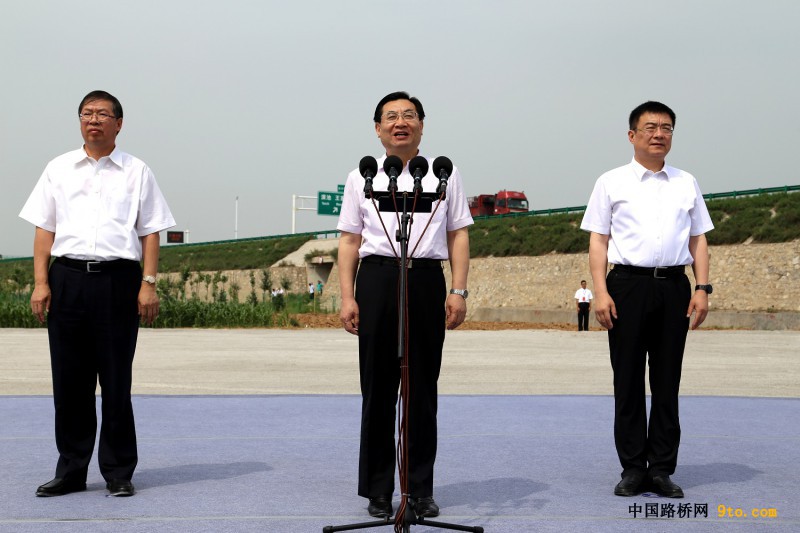 點擊打開原圖 圖為陜西省省長胡和平(圖中)下達合銅、吳華高速項目開工令