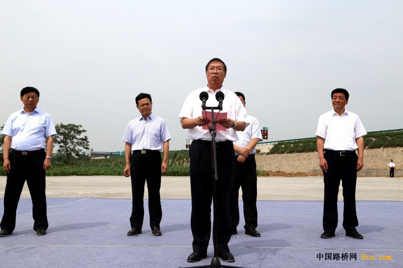 點擊打開原圖 圖為中國鐵建總裁莊尚標在合銅、吳華高速公路項目開工儀式發表重要講話